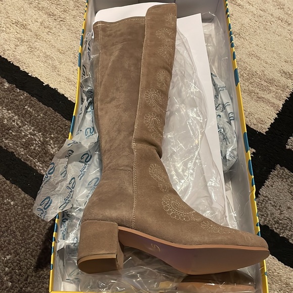 Cute knee boots - Picture 2 of 5